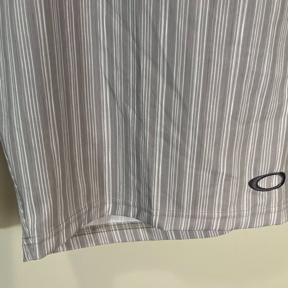 Oakley Golf Men's white, tan and black striped flat front shorts 38 11" inseam - Picture 2 of 6
